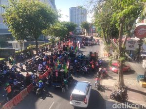 Pendemo Berhenti dan Bikin Macet Surabaya, Pengguna Jalan Perang Klakson Pendemo Berhenti dan Bikin Macet Surabaya, Pengguna Jalan Perang Klakson