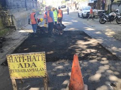 Jalan Berlubang Langsung Diperbaiki Seusai Viral Sebabkan Kecelakaan