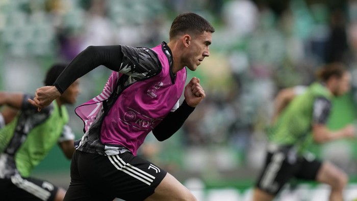Juventus Dusan Vlahovic runs during a warm up session prior the Europa League quarter final second leg soccer match between Sporting CP and Juventus at the Alvalade stadium in Lisbon, Thursday, April 20, 2023. (AP Photo/Armando Franca)