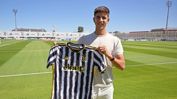Juventus mendapatkan Facundo Gonzalez dari Valencia. Dia adalah bek muda yang membantu Timnas Uruguay juara Piala Dunia U-20 pada 2023.