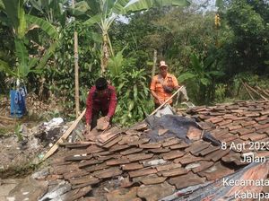 Rumah Warga di Rumpin Bogor Ambruk Diterpa Angin Kencang