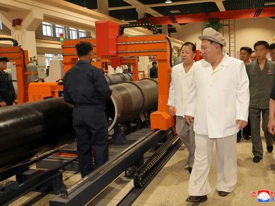Gaya Kim Jong Un Saat Tinjau Pabrik Senjata Utama Korut