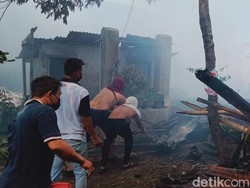 Gudang Kertas Bekas di Gergunung Klaten Ludes Terbakar