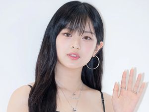 7 Gaya Mewah Hanni NewJeans di Acara Chaumet, Pakai Anting Rp 200 Juta