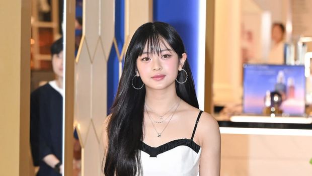 Hanni NewJeans menghadiri pop-up store Chaumet
