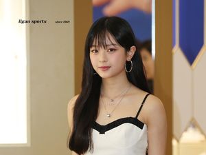 Isu Foto Keluarga Hanni, NewJeans Disebut Tak Boleh Tampil di Vietnam