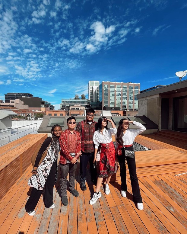 Ide Outfit Kerja Merah Putih/ Foto: instagram.com/bebytsabina ide outfit berkain merah putih