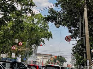 Bahaya! Ada Kabel Bergelayut di Tengah Jalanan Bandung