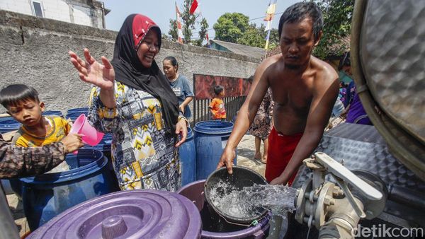 Kekeringan, Warga Citeureup Kabupaten Bogor Antre Air Bersih