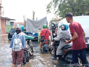 Jalan Letda Sujono Medan Banjir, Lalin Macet-Banyak Kendaraan Mogok
