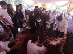 Kikan Cokelat Tak Kuasa Tahan Tangis di Pemakaman Ibunda