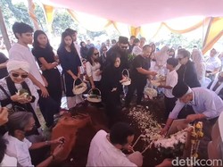 Ketegaran Kikan Cokelat Antar Ibunda ke Peristirahatan Terakhir