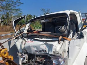 Pikap Tabrak Truk Tronton di Tol Boyolali, 3 Orang Luka