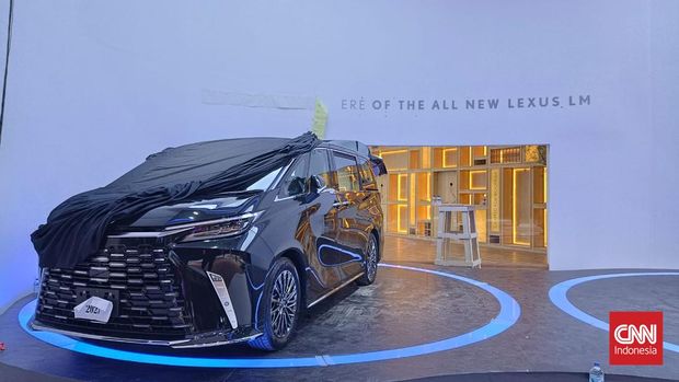Lexus LM terbaru tampak di arena pameran GIIAS 2023.