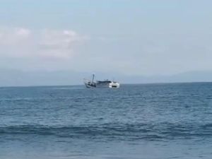 Kapal Bawa 11 ABK Karam di Laut Mamuju, 150,8 Ton Sembako Ikut Tenggelam Kapal Bawa 11 ABK Karam di Laut Mamuju, 150,8 Ton Sembako Ikut Tenggelam