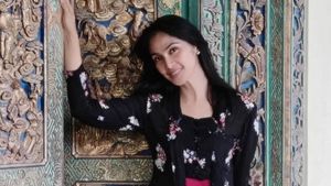 7 Gaya Liburan Maudy Koesnaedi yang Indonesia Banget, Pakai Rok dan Kebaya