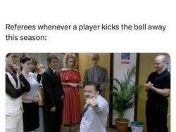 Awas, Liga Inggris musim depan punya aturan baru seperti kalau pemain sengaja membuang bola agar mengulur waktu, maka kartu kuning akan langsung melayang! (Internet/oddsbible)