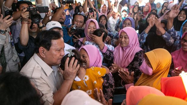Menteri Pertahanan Prabowo Subianto (kiri) menyapa warga saat peresmian bantuan sumur bor di Desa Wareng, Wonosari, Gunungkidul, DI Yogyakarta, Rabu (9/8/2023). Prabowo Subianto meresmikan bantuan pengabdian masyarakat Universitas Pertahanan berupa sumur bor dan jaringan pipa di 10 titik di Kabupaten Gunungkidul dan satu di Kabupaten Bantul untuk membantu pemenuhan kebutuhan air bersih bagi warga. ANTARA FOTO/Hendra Nurdiyansyah