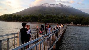 Menikmati Senja dari Jembatan Dodoku di Pantai Kastela Ternate