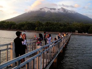 Menikmati Senja dari Jembatan Dodoku di Pantai Kastela Ternate Menikmati Senja dari Jembatan Dodoku di Pantai Kastela Ternate