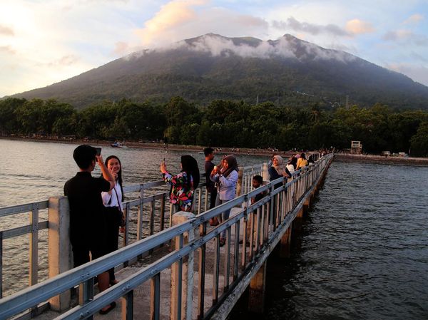 Menikmati Senja dari Jembatan Dodoku di Pantai Kastela Ternate