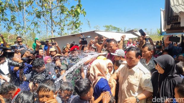 Prabowo bermain Air Bareng Anak-anak selesai Resmikan  Bor di Gunungkidul