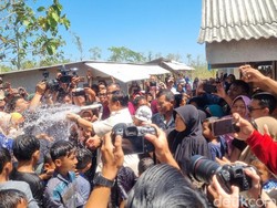 Prabowo Main Air Bareng Anak-anak di Gunungkidul Usai Resmikan Sumur Bor