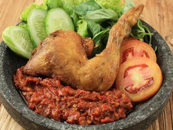 Sambalnya Nendang! Ayam Penyet Masuk Daftar 7 Makanan Terpedas di Dunia
