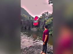Viral! Mobil Lompat dari Lereng Air Terjun, Pengunjung Histeris