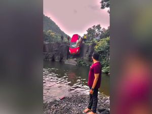 Viral! Mobil Lompat dari Lereng Air Terjun, Pengunjung Histeris Viral! Mobil Lompat dari Lereng Air Terjun, Pengunjung Histeris