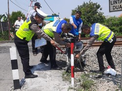 Pemotor Terluka Usai Terpelanting Tertabrak Kereta di Lamongan