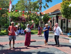 Keseruan Penghuni Panti Jompo Surabaya Lomba Agustusan