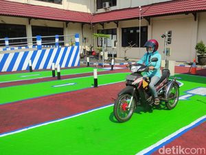 Senyum Difabel Lulus Ujian Praktik SIM Polres Malang Berkat Lintasan Baru Senyum Difabel Lulus Ujian Praktik SIM Polres Malang Berkat Lintasan Baru