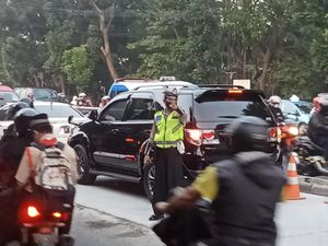 Perbaikan Jalan di Cijantung Sempat Bikin Macet, Kini Bisa Dilalui Kendaraan
