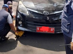 Dishub Malang Gembok Mobil Pelat Merah yang Diparkir Sembarangan