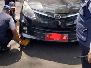 Dishub Malang Gembok Mobil Pelat Merah yang Diparkir Sembarangan Dishub Malang Gembok Mobil Pelat Merah yang Diparkir Sembarangan
