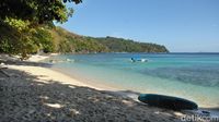 Keindahan Alam Pasir Putih dan Bukit Savana di Pantai Pulisan