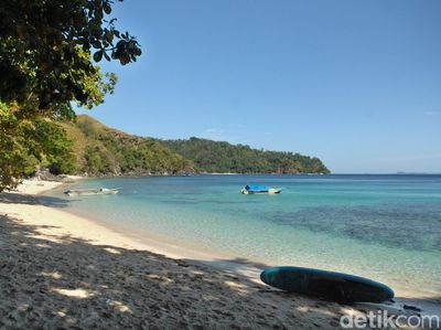 Keindahan Alam Pasir Putih dan Bukit Savana di Pantai Pulisan