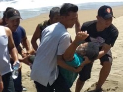 Tradisi Labuh Laut Trenggalek Diwarnai Insiden Perahu Terbalik