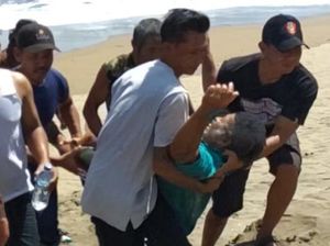 Tradisi Labuh Laut Trenggalek Diwarnai Insiden Perahu Terbalik Tradisi Labuh Laut Trenggalek Diwarnai Insiden Perahu Terbalik