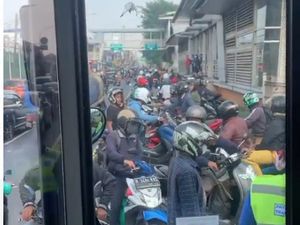 Polisi Tindak Rombongan Motor Terobos dan Lawan Arus di Busway Jaktim Polisi Tindak Rombongan Motor Terobos dan Lawan Arus di Busway Jaktim