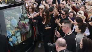 Ribuan Penggemar Melepas Sinead OConnor ke Peristirahatan Terakhir