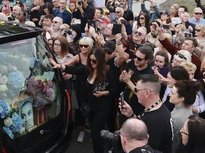 Ribuan Penggemar Melepas Sinead OConnor ke Peristirahatan Terakhir Ribuan Penggemar Melepas Sinead OConnor ke Peristirahatan Terakhir