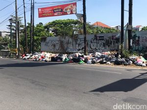 Mak Breng! Hamparan Sampah di Tepi Jalan Kusumanegara Jogja
