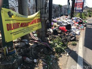 Penampakan Hamparan Sampah di Jalan Kusumanegara Bikin Bau-Banyak Lalat Penampakan Hamparan Sampah di Jalan Kusumanegara Bikin Bau-Banyak Lalat
