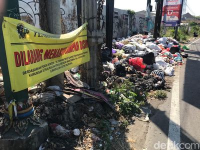 Penampakan Hamparan Sampah di Jalan Kusumanegara Bikin Bau-Banyak Lalat