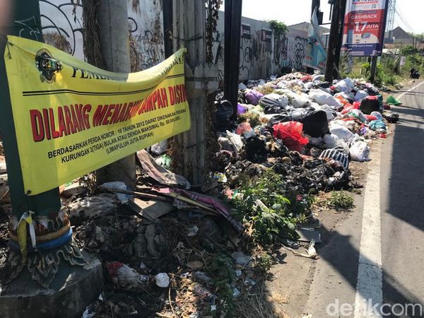 Penampakan Hamparan Sampah di Jalan Kusumanegara Bikin Bau-Banyak Lalat