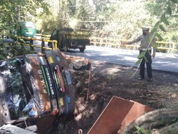 Truk Angkut 14 Ton Minuman Kemasan Terperosok di Jalan Denpasar-Gilimanuk