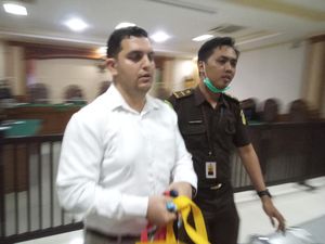 2 WNA Terdakwa KTP Ilegal Divonis Dua Tahun dan 20 Bulan Bui 2 WNA Terdakwa KTP Ilegal Divonis Dua Tahun dan 20 Bulan Bui