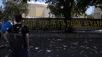Suporter itu dibawa dari stadion Nea Filadelfeia, di pinggiran Athena, ke rumah sakit setempat tempat dia meninggal. Delapan suporter juga terluka dalam bentrokan di luar stadion AEK.  